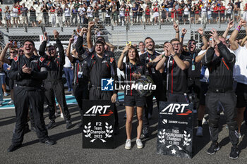 2023-11-26 - ART Grand Prix Team, celebrate POURCHAIRE Théo F2 tittle, crowd, foule, fans, portrait during the 13th round of the 2023 FIA Formula 2 Championship from November 24 to 26, 2023 on the Yas Marina Circuit, in Abu Dhabi, United Arab Emirates - AUTO - FORMULA 2 2023 - ABU DHABI - FORMULA 2 - MOTORS