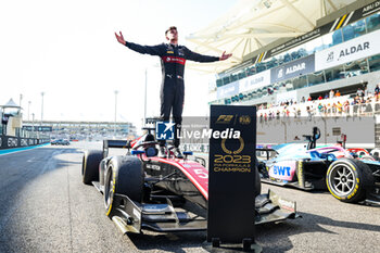 2023-11-26 - POURCHAIRE Théo (fra), ART Grand Prix, Dallara F2, celebrating the title during the 13th round of the 2023 FIA Formula 2 Championship from November 24 to 26, 2023 on the Yas Marina Circuit, in Abu Dhabi, United Arab Emirates - AUTO - FORMULA 2 2023 - ABU DHABI - FORMULA 2 - MOTORS