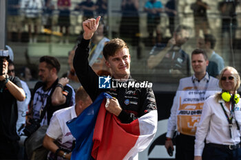 2023-11-26 - POURCHAIRE Théo (fra), ART Grand Prix, Dallara F2, portrait, celebrating his title during the 13th round of the 2023 FIA Formula 2 Championship from November 24 to 26, 2023 on the Yas Marina Circuit, in Abu Dhabi, United Arab Emirates - AUTO - FORMULA 2 2023 - ABU DHABI - FORMULA 2 - MOTORS