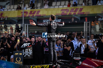 2023-11-26 - POURCHAIRE Théo (fra), ART Grand Prix, Dallara F2, portrait, celebrating his title during the 13th round of the 2023 FIA Formula 2 Championship from November 24 to 26, 2023 on the Yas Marina Circuit, in Abu Dhabi, United Arab Emirates - AUTO - FORMULA 2 2023 - ABU DHABI - FORMULA 2 - MOTORS
