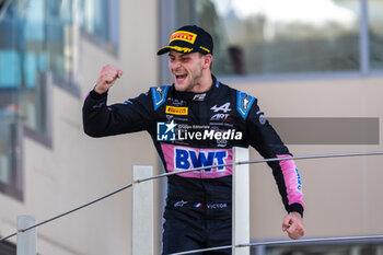 2023-11-26 - MARTINS Victor (fra), ART Grand Prix, Dallara F2, portrait on the podium during the 13th round of the 2023 FIA Formula 2 Championship from November 24 to 26, 2023 on the Yas Marina Circuit, in Abu Dhabi, United Arab Emirates - AUTO - FORMULA 2 2023 - ABU DHABI - FORMULA 2 - MOTORS