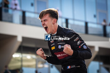 2023-11-26 - POURCHAIRE Théo (fra), ART Grand Prix, Dallara F2, portrait celebrates his title during the 13th round of the 2023 FIA Formula 2 Championship from November 24 to 26, 2023 on the Yas Marina Circuit, in Abu Dhabi, United Arab Emirates - AUTO - FORMULA 2 2023 - ABU DHABI - FORMULA 2 - MOTORS