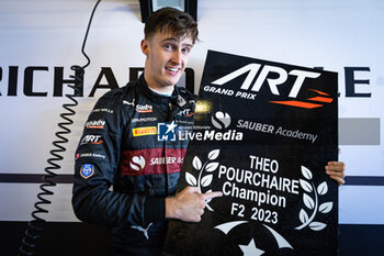2023-11-26 - POURCHAIRE Théo (fra), ART Grand Prix, Dallara F2, portrait celebrates his title during the 13th round of the 2023 FIA Formula 2 Championship from November 24 to 26, 2023 on the Yas Marina Circuit, in Abu Dhabi, United Arab Emirates - AUTO - FORMULA 2 2023 - ABU DHABI - FORMULA 2 - MOTORS