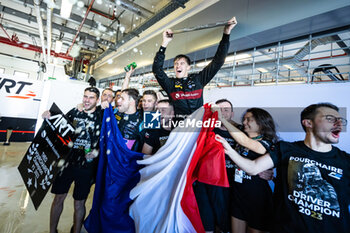 2023-11-26 - MARTINS Victor (fra), ART Grand Prix, Dallara F2, POURCHAIRE Théo (fra), ART Grand Prix, Dallara F2, portrait celebrates his title during the 13th round of the 2023 FIA Formula 2 Championship from November 24 to 26, 2023 on the Yas Marina Circuit, in Abu Dhabi, United Arab Emirates - AUTO - FORMULA 2 2023 - ABU DHABI - FORMULA 2 - MOTORS