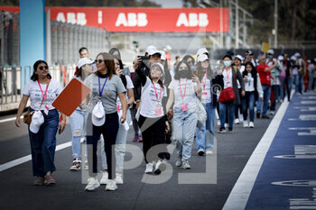 13/01/2023 - Girls on track tour en Pit Lane during the 2023 Mexico City ePrix, 1st meeting of the 2022-23 ABB FIA Formula E World Championship, on the Autodromo Hermanos Rodriguez from January 12 to 14, in Mexico City, Mexico - AUTO - 2022 FORMULA E MEXICO CITY EPRIX - FORMULA E - MOTORI
