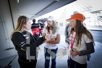 2023-01-13 - Girls on track tour en Pit Lane during the 2023 Mexico City ePrix, 1st meeting of the 2022-23 ABB FIA Formula E World Championship, on the Autodromo Hermanos Rodriguez from January 12 to 14, in Mexico City, Mexico - AUTO - 2022 FORMULA E MEXICO CITY EPRIX - FORMULA E - MOTORS