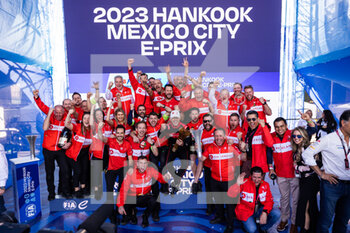 2023-01-14 - Team picture with DENNIS Jake (gbr), Avalanche Andretti Formula E, Spark-Porsche, Porsche 99X Electric, portrait podium during the 2023 Mexico City ePrix, 1st meeting of the 2022-23 ABB FIA Formula E World Championship, on the Autodromo Hermanos Rodriguez from January 12 to 14, in Mexico City, Mexico - AUTO - 2023 FORMULA E MEXICO CITY EPRIX - FORMULA E - MOTORS