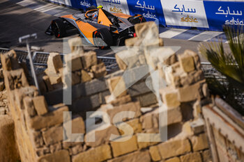 27/01/2023 - 05 HUGHES Jake (gbr), Neom McLaren Formula E Team, Spark-Nissan, Nissan e-4ORCE 04, action during the 2023 Diriyah ePrix, 2nd meeting of the 2022-23 ABB FIA Formula E World Championship, on the Riyadh Street Circuit from January 26 to 28, in Diriyah, Saudi Arabia - AUTO - 2023 FORMULA E DIRIYAH EPRIX - FORMULA E - MOTORI