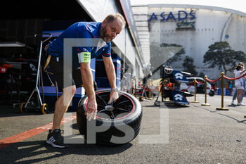 2023-02-09 - Mechanic NIO 333 Formula E Team, Spark-NIO, NIO 333 ER9, ambiance during the 2023 Hyderabad ePrix, 3rd meeting of the 2022-23 ABB FIA Formula E World Championship, on the Hyderabad Street Circuit from February 9 to 11, in Hyderabad, India - AUTO - 2022 FORMULA E HYDERABAD EPRIX - FORMULA E - MOTORS