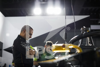 2023-02-09 - DS Penske Formula E Team, Spark-DS, DS E-Tense FE23, mechanic during the 2023 Hyderabad ePrix, 3rd meeting of the 2022-23 ABB FIA Formula E World Championship, on the Hyderabad Street Circuit from February 9 to 11, in Hyderabad, India - AUTO - 2022 FORMULA E HYDERABAD EPRIX - FORMULA E - MOTORS