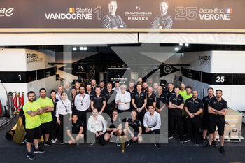 2023-02-11 - Team picture of DS Penske Formula E Team with VERGNE Jean-Eric (fra) and VANDOORNE Stoffel (bel), portrait portrait during the 2023 Hyderabad ePrix, 3rd meeting of the 2022-23 ABB FIA Formula E World Championship, on the Hyderabad Street Circuit from February 9 to 11, in Hyderabad, India - AUTO - 2022 FORMULA E HYDERABAD EPRIX - FORMULA E - MOTORS