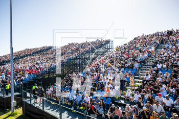 2023-02-25 - foule, crowd in the tribune, grandstands during the 2023 Cape Town ePrix, 4th meeting of the 2022-23 ABB FIA Formula E World Championship, on the Cape Town Street Circuit from February 23 to 25, in Cape Town, South Africa - AUTO - 2023 FORMULA E CAPE TOWN EPRIX - FORMULA E - MOTORS
