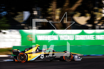 2023-03-24 - 05 HUGHES Jake (gbr), Neom McLaren Formula E Team, Spark-Nissan, Nissan e-4ORCE 04, action during the 2023 Sao Paulo ePrix, 5th meeting of the 2022-23 ABB FIA Formula E World Championship, on the Sao Paulo Street Circuit from March 23 to 25, 2023 in Sao Paulo, Brazil - AUTO - 2023 FORMULA E SAO PAULO EPRIX - FORMULA E - MOTORS
