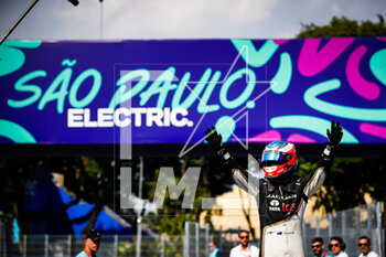 2023-03-25 - EVANS Mitch (nzl), Jaguar TCS Racing, Spark-Jaguar, Jaguar I - Time 6, portrait celebrating his win during the 2023 Sao Paulo ePrix, 5th meeting of the 2022-23 ABB FIA Formula E World Championship, on the Sao Paulo Street Circuit from March 23 to 25, 2023 in Sao Paulo, Brazil - AUTO - 2023 FORMULA E SAO PAULO EPRIX - FORMULA E - MOTORS