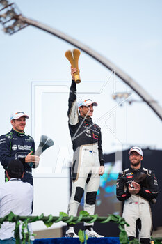 2023-03-25 - EVANS Mitch (nzl), Jaguar TCS Racing, Spark-Jaguar, Jaguar I - Time 6, portrait CASSIDY Nick (nzl), Envision Racing, Spark-Jaguar, Jaguar I - Time 6, portrait BIRD Sam (gbr), Jaguar TCS Racing, Spark-Jaguar, Jaguar I - Time 6, portrait at the podium during the 2023 Sao Paulo ePrix, 5th meeting of the 2022-23 ABB FIA Formula E World Championship, on the Sao Paulo Street Circuit from March 23 to 25, 2023 in Sao Paulo, Brazil - AUTO - 2023 FORMULA E SAO PAULO EPRIX - FORMULA E - MOTORS