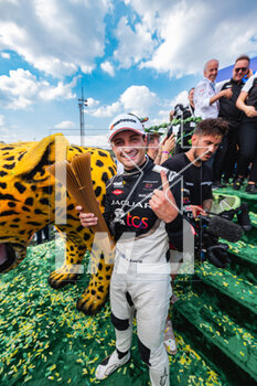 2023-03-25 - EVANS Mitch (nzl), Jaguar TCS Racing, Spark-Jaguar, Jaguar I - Time 6, portrait at the podium during the 2023 Sao Paulo ePrix, 5th meeting of the 2022-23 ABB FIA Formula E World Championship, on the Sao Paulo Street Circuit from March 23 to 25, 2023 in Sao Paulo, Brazil - AUTO - 2023 FORMULA E SAO PAULO EPRIX - FORMULA E - MOTORS