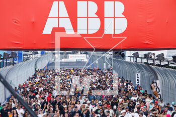 2023-03-25 - foule, crowd going to the podium ceremony during the 2023 Sao Paulo ePrix, 5th meeting of the 2022-23 ABB FIA Formula E World Championship, on the Sao Paulo Street Circuit from March 23 to 25, 2023 in Sao Paulo, Brazil - AUTO - 2023 FORMULA E SAO PAULO EPRIX - FORMULA E - MOTORS