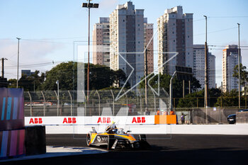 2023-03-25 - 05 HUGHES Jake (gbr), Neom McLaren Formula E Team, Spark-Nissan, Nissan e-4ORCE 04, action during the 2023 Sao Paulo ePrix, 5th meeting of the 2022-23 ABB FIA Formula E World Championship, on the Sao Paulo Street Circuit from March 23 to 25, 2023 in Sao Paulo, Brazil - AUTO - 2023 FORMULA E SAO PAULO EPRIX - FORMULA E - MOTORS