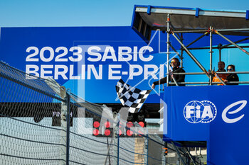 2023-04-22 - Chequered flag during the 2023 Berlin ePrix, 6th meeting of the 2022-23 ABB FIA Formula E World Championship, on the Tempelhof Airport Street Circuit from April 21 to 23, 2023 in Berlin, Germany - AUTO - 2023 FORMULA E BERLIN EPRIX - FORMULA E - MOTORS