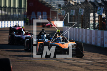 2023-04-22 - 05 HUGHES Jake (gbr), Neom McLaren Formula E Team, Spark-Nissan, Nissan e-4ORCE 04, action during the 2023 Berlin ePrix, 6th meeting of the 2022-23 ABB FIA Formula E World Championship, on the Tempelhof Airport Street Circuit from April 21 to 23, 2023 in Berlin, Germany - AUTO - 2023 FORMULA E BERLIN EPRIX - FORMULA E - MOTORS