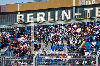 2023-04-22 - The fans in the grandstand during the 2023 Berlin ePrix, 6th meeting of the 2022-23 ABB FIA Formula E World Championship, on the Tempelhof Airport Street Circuit from April 21 to 23, 2023 in Berlin, Germany - 2023 FORMULA E BERLIN EPRIX - FORMULA E - MOTORS