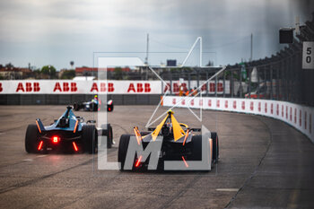 2023-04-23 - 05 HUGHES Jake (gbr), Neom McLaren Formula E Team, Spark-Nissan, Nissan e-4ORCE 04, action during the 2023 Berlin ePrix, 6th meeting of the 2022-23 ABB FIA Formula E World Championship, on the Tempelhof Airport Street Circuit from April 21 to 23, 2023 in Berlin, Germany - AUTO - 2023 FORMULA E BERLIN EPRIX - FORMULA E - MOTORS