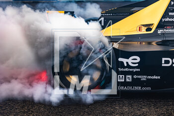 2023-04-23 - Burn-out of 01 VANDOORNE Stoffel (bel), DS Penske Formula E Team, Spark-DS, DS E-Tense FE23, action during the 2023 Berlin ePrix, 6th meeting of the 2022-23 ABB FIA Formula E World Championship, on the Tempelhof Airport Street Circuit from April 21 to 23, 2023 in Berlin, Germany - AUTO - 2023 FORMULA E BERLIN EPRIX - FORMULA E - MOTORS
