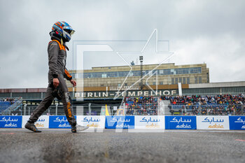 2023-04-23 - HUGHES Jake (gbr), Neom McLaren Formula E Team, Spark-Nissan, Nissan e-4ORCE 04, portrait during the 2023 Berlin ePrix, 6th meeting of the 2022-23 ABB FIA Formula E World Championship, on the Tempelhof Airport Street Circuit from April 21 to 23, 2023 in Berlin, Germany - AUTO - 2023 FORMULA E BERLIN EPRIX - FORMULA E - MOTORS