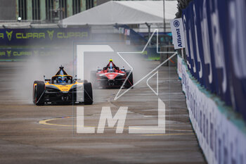 2023-04-23 - 58 RAST René (ger), Neom McLaren Formula E Team, Spark-Nissan, Nissan e-4ORCE 04, action pluie, rain during the 2023 Berlin ePrix, 6th meeting of the 2022-23 ABB FIA Formula E World Championship, on the Tempelhof Airport Street Circuit from April 21 to 23, 2023 in Berlin, Germany - AUTO - 2023 FORMULA E BERLIN EPRIX - FORMULA E - MOTORS
