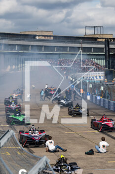 2023-04-23 - Protestos invade the track at the starting grid at the start of the race during the 2023 Berlin ePrix, 6th meeting of the 2022-23 ABB FIA Formula E World Championship, on the Tempelhof Airport Street Circuit from April 21 to 23, 2023 in Berlin, Germany - AUTO - 2023 FORMULA E BERLIN EPRIX - FORMULA E - MOTORS