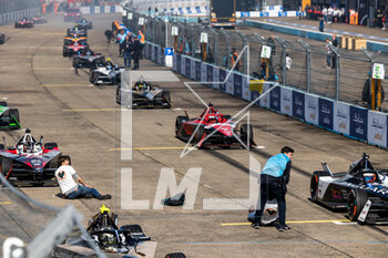 2023-04-23 - Protestos invade the track at the starting grid at the start of the race during the 2023 Berlin ePrix, 6th meeting of the 2022-23 ABB FIA Formula E World Championship, on the Tempelhof Airport Street Circuit from April 21 to 23, 2023 in Berlin, Germany - AUTO - 2023 FORMULA E BERLIN EPRIX - FORMULA E - MOTORS