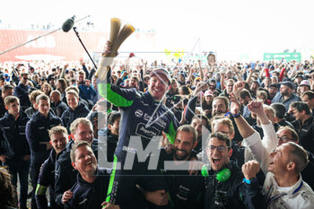 2023-04-23 - CASSIDY Nick (nzl), Envision Racing, Spark-Jaguar, Jaguar I - Time 6, portrait celebrating victory during the 2023 Berlin ePrix, 6th meeting of the 2022-23 ABB FIA Formula E World Championship, on the Tempelhof Airport Street Circuit from April 21 to 23, 2023 in Berlin, Germany - AUTO - 2023 FORMULA E BERLIN EPRIX - FORMULA E - MOTORS