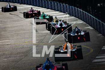 2023-04-23 - Cars in action during the 2023 Berlin ePrix, 6th meeting of the 2022-23 ABB FIA Formula E World Championship, on the Tempelhof Airport Street Circuit from April 21 to 23, 2023 in Berlin, Germany - AUTO - 2023 FORMULA E BERLIN EPRIX - FORMULA E - MOTORS