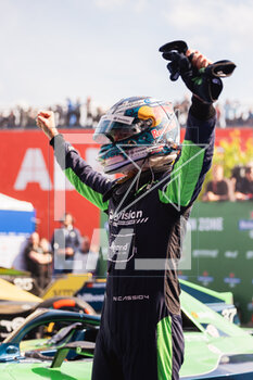 2023-04-23 - CASSIDY Nick (nzl), Envision Racing, Spark-Jaguar, Jaguar I - Time 6, portrait on the podium during the 2023 Berlin ePrix, 6th meeting of the 2022-23 ABB FIA Formula E World Championship, on the Tempelhof Airport Street Circuit from April 21 to 23, 2023 in Berlin, Germany - AUTO - 2023 FORMULA E BERLIN EPRIX - FORMULA E - MOTORS