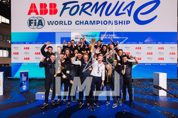 2023-04-23 - Team picture of CASSIDY Nick (nzl), Envision Racing, Spark-Jaguar, Jaguar I - Time 6, portrait on the podium during the 2023 Berlin ePrix, 6th meeting of the 2022-23 ABB FIA Formula E World Championship, on the Tempelhof Airport Street Circuit from April 21 to 23, 2023 in Berlin, Germany - AUTO - 2023 FORMULA E BERLIN EPRIX - FORMULA E - MOTORS