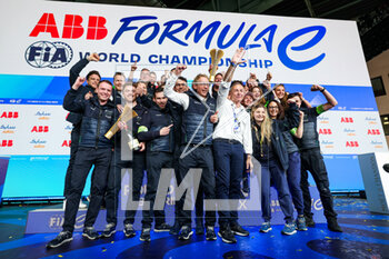 2023-04-23 - CASSIDY Nick (nzl), Envision Racing, Spark-Jaguar, Jaguar I - Time 6, portrait celebrating victory with all his team on the podium during the 2023 Berlin ePrix, 6th meeting of the 2022-23 ABB FIA Formula E World Championship, on the Tempelhof Airport Street Circuit from April 21 to 23, 2023 in Berlin, Germany - AUTO - 2023 FORMULA E BERLIN EPRIX - FORMULA E - MOTORS