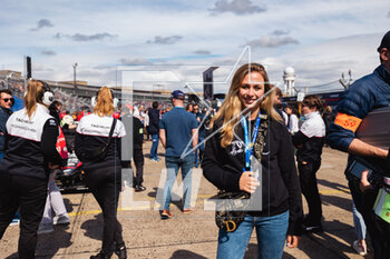 2023-04-23 - Sophia Floersch (ger), driver on the starting grid during the 2023 Berlin ePrix, 6th meeting of the 2022-23 ABB FIA Formula E World Championship, on the Tempelhof Airport Street Circuit from April 21 to 23, 2023 in Berlin, Germany - AUTO - 2023 FORMULA E BERLIN EPRIX - FORMULA E - MOTORS