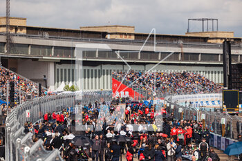 2023-04-23 - tribune, grandstands ambiance grille de depart, starting grid during the 2023 Berlin ePrix, 6th meeting of the 2022-23 ABB FIA Formula E World Championship, on the Tempelhof Airport Street Circuit from April 21 to 23, 2023 in Berlin, Germany - AUTO - 2023 FORMULA E BERLIN EPRIX - FORMULA E - MOTORS