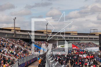2023-04-23 - tribune, grandstands ambiance grille de depart, starting grid during the 2023 Berlin ePrix, 6th meeting of the 2022-23 ABB FIA Formula E World Championship, on the Tempelhof Airport Street Circuit from April 21 to 23, 2023 in Berlin, Germany - AUTO - 2023 FORMULA E BERLIN EPRIX - FORMULA E - MOTORS