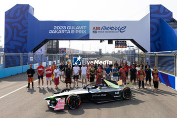 2023-06-02 - Drivers Family Group picture portrait during the 2023 Jakarta ePrix, 8th meeting of the 2022-23 ABB FIA Formula E World Championship, on the Jakarta International e-Prix Circuit from June 2 to 3, 2023 in Jakarta, Indonesia - AUTO - 2023 FORMULA E JAKARTA EPRIX - FORMULA E - MOTORS