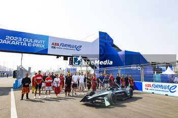 2023-06-02 - Family picture with Formula E driver and locals during the 2023 Jakarta ePrix, 8th meeting of the 2022-23 ABB FIA Formula E World Championship, on the Jakarta International e-Prix Circuit from June 2 to 3, 2023 in Jakarta, Indonesia - AUTO - 2023 FORMULA E JAKARTA EPRIX - FORMULA E - MOTORS