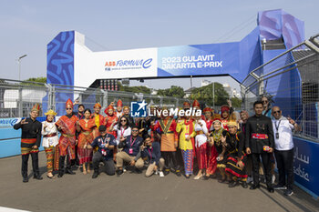 2023-06-02 - Family picture with locals during the 2023 Jakarta ePrix, 8th meeting of the 2022-23 ABB FIA Formula E World Championship, on the Jakarta International e-Prix Circuit from June 2 to 3, 2023 in Jakarta, Indonesia - AUTO - 2023 FORMULA E JAKARTA EPRIX - FORMULA E - MOTORS