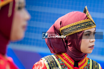 2023-06-02 - Indonesian woman wearing traditional clothes during the 2023 Jakarta ePrix, 8th meeting of the 2022-23 ABB FIA Formula E World Championship, on the Jakarta International e-Prix Circuit from June 2 to 3, 2023 in Jakarta, Indonesia - AUTO - 2023 FORMULA E JAKARTA EPRIX - FORMULA E - MOTORS