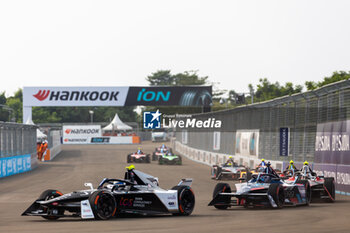 2023-06-03 - 10 BIRD Sam (gbr), Jaguar TCS Racing, Spark-Jaguar, Jaguar I - Time 6, action 33 TICKTUM Dan (gbr), NIO 333 Formula E Team, Spark-NIO, NIO 333 ER9, action during the 2023 Jakarta ePrix, 8th meeting of the 2022-23 ABB FIA Formula E World Championship, on the Jakarta International e-Prix Circuit from June 2 to 3, 2023 in Jakarta, Indonesia - AUTO - 2023 FORMULA E JAKARTA EPRIX - FORMULA E - MOTORS