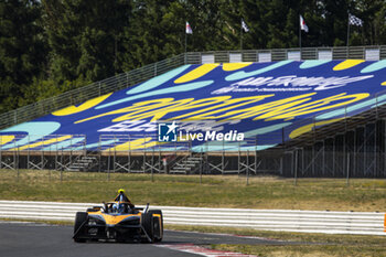 2023-06-24 - 05 HUGHES Jake (gbr), Neom McLaren Formula E Team, Spark-Nissan, Nissan e-4ORCE 04, action during the 2023 Southwire Portland ePrix, 9th meeting of the 2022-23 ABB FIA Formula E World Championship, on the Portland International Raceway from June 22 to 24, 2023 in Portland, United States of America - AUTO - 2023 FORMULA E PORTLAND EPRIX - FORMULA E - MOTORS