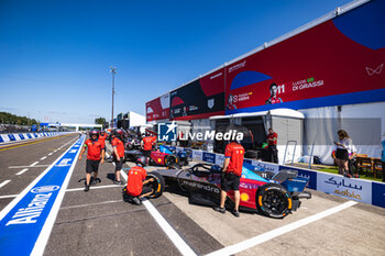 2023-06-24 - 11 DI GRASSI Lucas (bra), Mahindra Racing, Spark-Mahindra, Mahindra M9-Electro, action 08 MERHI Roberto (spa), Mahindra Racing, Spark-Mahindra, Mahindra M9-Electro, action pitlane during the 2023 Southwire Portland ePrix, 9th meeting of the 2022-23 ABB FIA Formula E World Championship, on the Portland International Raceway from June 22 to 24, 2023 in Portland, United States of America - AUTO - 2023 FORMULA E PORTLAND EPRIX - FORMULA E - MOTORS