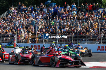 2023-06-25 - 27 DENNIS Jake (gbr), Avalanche Andretti Formula E, Spark-Porsche, Porsche 99X Electric, action, 23 FENESTRAZ Sacha (fra), Nissan Formula E Team, Spark-Nissan, Nissan e-4ORCE 04, action, during the 2023 Southwire Portland ePrix, 9th meeting of the 2022-23 ABB FIA Formula E World Championship, on the Portland International Raceway from June 22 to 24, 2023 in Portland, United States of America - AUTO - 2023 FORMULA E PORTLAND EPRIX - FORMULA E - MOTORS