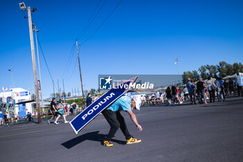 2023-06-25 - ambiance volunteers with sign and dancing during the 2023 Southwire Portland ePrix, 9th meeting of the 2022-23 ABB FIA Formula E World Championship, on the Portland International Raceway from June 22 to 24, 2023 in Portland, United States of America - AUTO - 2023 FORMULA E PORTLAND EPRIX - FORMULA E - MOTORS