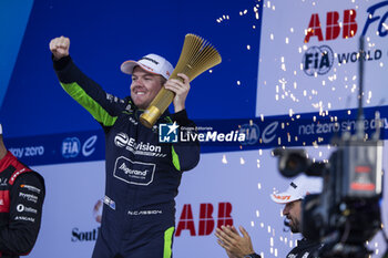 2023-06-25 - CASSIDY Nick (nzl), Envision Racing, Spark-Jaguar, Jaguar I - Time 6, portrait celebrating his win on the podium, portrait during the 2023 Southwire Portland ePrix, 9th meeting of the 2022-23 ABB FIA Formula E World Championship, on the Portland International Raceway from June 22 to 24, 2023 in Portland, United States of America - AUTO - 2023 FORMULA E PORTLAND EPRIX - FORMULA E - MOTORS
