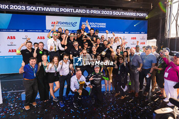 2023-06-25 - Team picture with CASSIDY Nick (nzl), Envision Racing, Spark-Jaguar, Jaguar I - Time 6, portrait at the podium during the 2023 Southwire Portland ePrix, 9th meeting of the 2022-23 ABB FIA Formula E World Championship, on the Portland International Raceway from June 22 to 24, 2023 in Portland, United States of America - AUTO - 2023 FORMULA E PORTLAND EPRIX - FORMULA E - MOTORS